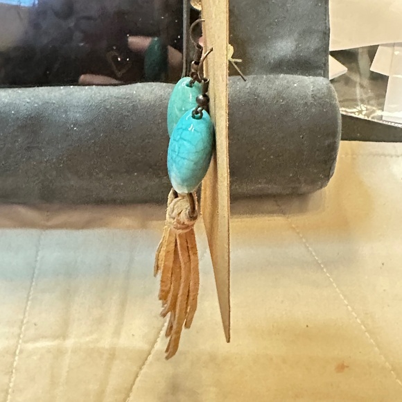 2/$20 Gold Tone Howlite & leather dangle drop earrings w/tassels light weight - Picture 5 of 11